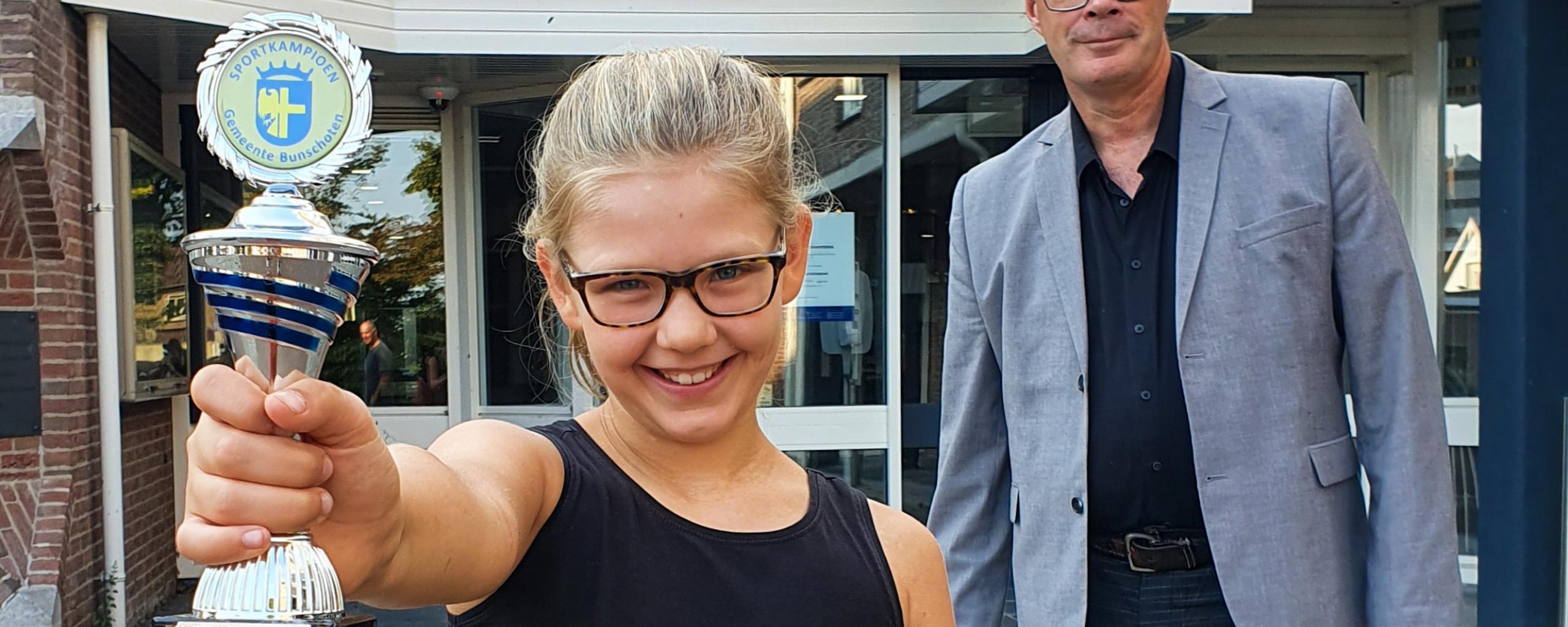 Kampioen Lisa Brouwer samen met wethouder Peter van Asselt