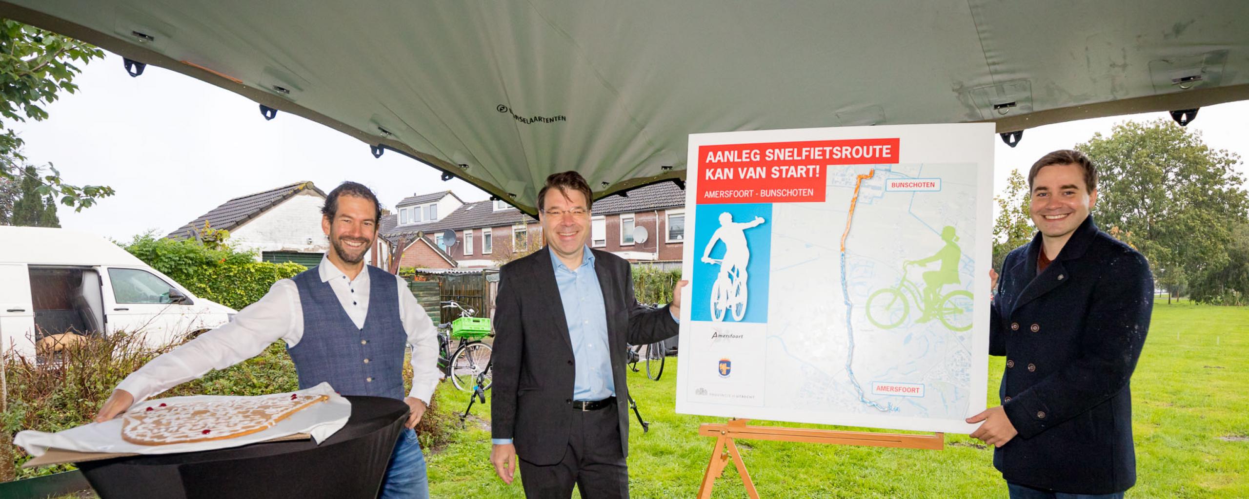 Van links naar rechts: gedeputeerde Arne Schaddelee (provincie Utrecht), wethouder Mobiliteit en Luchtkwaliteit Roald van der Linde (gemeente Amersfoort) en wethouder Mobiliteit Rick Beukers (gemeente Bunschoten)